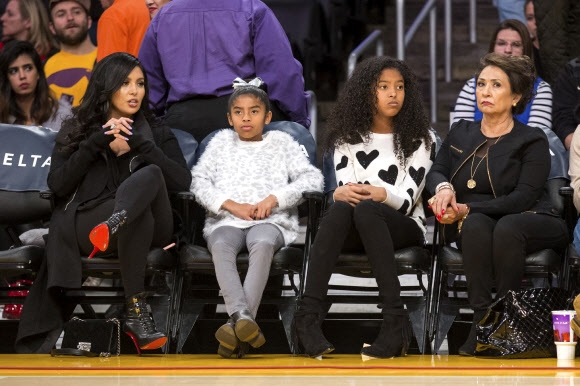 미국프로농구(NBA) 코비 브라이언트 사망 이후 양육비 소송을 벌이고 있는 바네사(왼쪽)와 그녀의 어머니 소피아 레인(오른쪽). 사진은 2015년 코비의 경기를 관람하기 위해 미국 로스앤젤레스 스테이플스 센터를 찾은 이들의 모습. 로스앤젤레스 AP