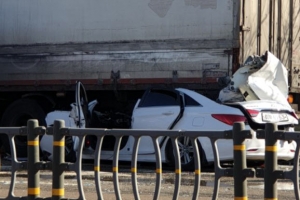 [포토] ‘위험천만’ 갓길 불법주차 화물차에 깔린 승용차