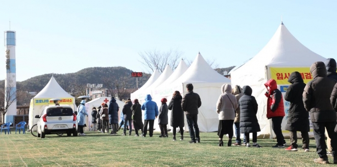 안양시 삼덕공원에 추가로 설치된 선별검사소에서 시민들이 코로나19 검사를 받기 위해 줄지어 서 있다. 안양시 제공 