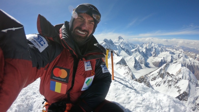 알렉스 가반이 지난해 7월 가셔브롬을 등정했을 때의 모습이다. 뒤에 가장 우뚝 선 봉우리가 K2 정상이다. 알렉스 가반 제공 