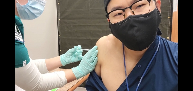 미국 병원에서 코로나 백신을 맞은 한국의사 장영성씨. 출처:유튜브 시골쥐TV