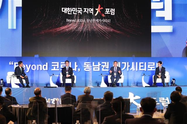 송철호(오른쪽 두 번째) 울산시장이 지난 4일 경남 창원컨벤션에서 열린 ‘대한민국 지역 대포럼’에 참석해 ‘영남권 그랜드 메가시티’를 만들자는 제안을 하고 있다. 울산시 제공