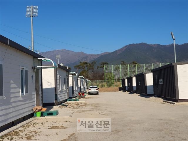 전남 구례공설운동장에 설치된 임시 주거용 조립주택인 컨테이너 박스. 양정마을 20여개, 공설운동장 18개, 마산면 7개 등 50가구가 아직도 집을 짓지 못하고 이곳에서 생활하고 있다.