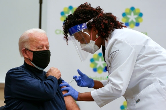 조 바이든 미국 대통령 당선인이 21일 델라웨어주 뉴왁의 크리스티아나 케어에서 코로나 백신을 맞고 있다. AFP 연합뉴스