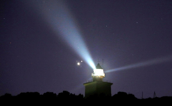 21일(현지시간) 스페인 동부 알리칸테의 산타 폴라 밤하늘에 목성과 토성이 관측되고 있다. 엄청 커 보이는 아래쪽 별이 목성, 그 오른쪽 위가 토성이다. 알리칸테 EPA 연합뉴스 