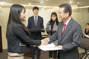 “희망이 미래가 되는 세상 만들어요”… 문암장학문화재단 장학금 전달