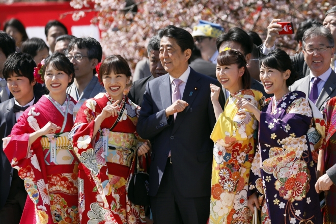 2019년 4월 아베 신조 당시 일본 총리가 정부 주관 ‘벚꽃을 보는 모임’에 참석해 사진 촬영을 하고 있다.  EPA 연합뉴스