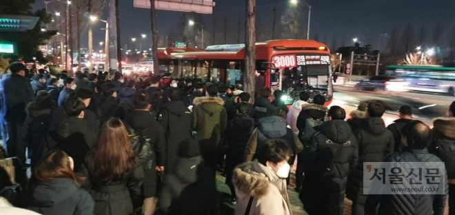 김포도시철도가 지난 21일 저녁 종합제어장치 고장으로 열차운행이 중단되자 퇴근길 시민들이 버스를 타기 위해 기다리고 있다.