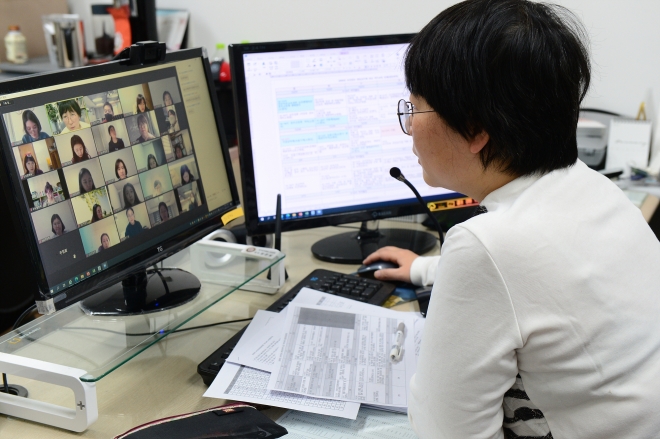 21일 대구보건대학교 연마관 504호에서 직무교육 총괄 임은실 교수와 전담공무원들이 직무교육에 대한 실시간 온라인 오리엔테이션을 실시하고 있다.