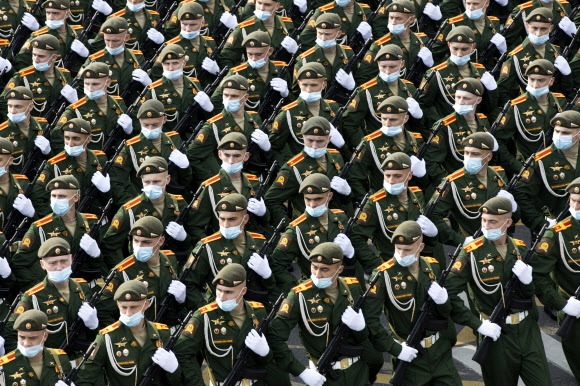 코로나19를 막기 위해 얼굴 마스크를 쓴 러시아 군인들이 2020년 6월 20일 러시아 모스크바에서 열린 ‘승리의 날’ 열병식 드레스 리허설에 참석하기 위해 붉은광장으로 행진하고 있다. AP 연합뉴스