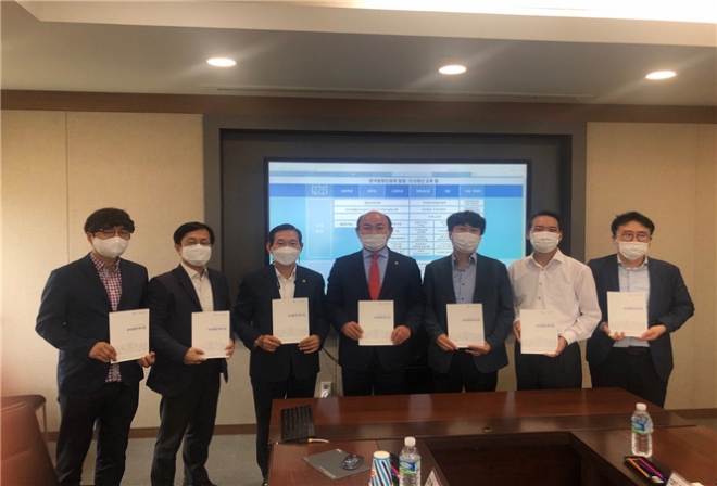 서울시의회 교육위원회 김수규 의원(왼쪽에서 세 번째)과 황인구 의원(가운데)이 지난 9월 17일 한국발명진흥회를 방문하여 「서울특별시교육청 지식재산교육에 관한 조례」 제정을 위한 간담회를 갖고 특허청 및 한국발명진흥회 관계자들과 기념촬영을 하고 있다.