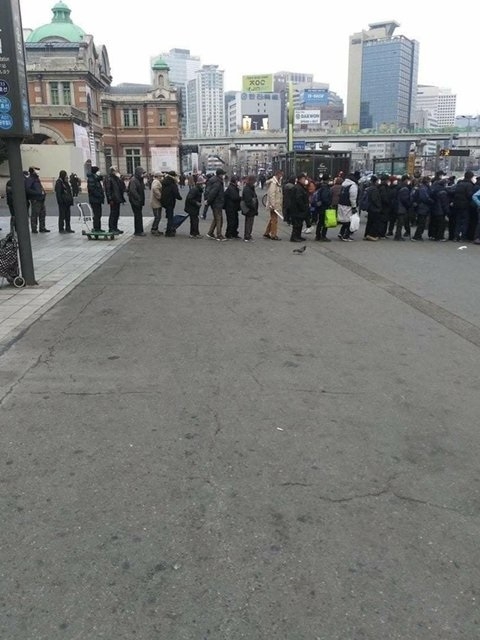 22일 오후 서울역 광장에 길게 줄 서있는 사람들의 모습. SNS 캡처