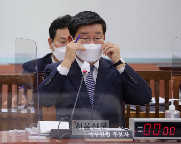 전해철 행정안전부 장관 후보자가 22일 국회 행정안전위원회에서 열린 인사청문회에 참석해 마스크를 고쳐 쓰고 있다. 김명국 선임기자 daunso@seoul.co.kr