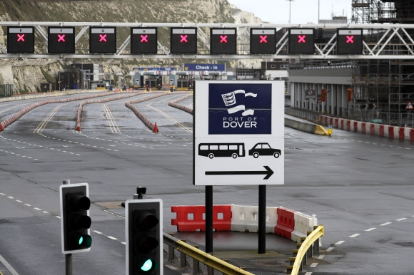 22일(현지시간) 영국 남동부 도버항의 여객선 선착장이 텅 비어 있는 모습. 코로나19 변종 바이러스가 급속히 확산되며 프랑스 국경과 연결되는 도버 해협이 통제됐다.  도버 AP 연합뉴스
