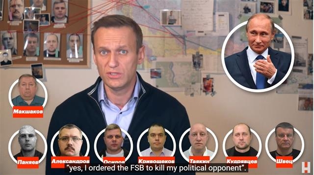 21일(현지시간) 러시아 야권 정치인 알렉세이 나발니가 자신의 계정에 올린 영상에서 러시아 연방보안국(FSB) 요원이 자신을 어떻게 독살하려 했는지 직접 밝히고 있다. 유튜브 캡처