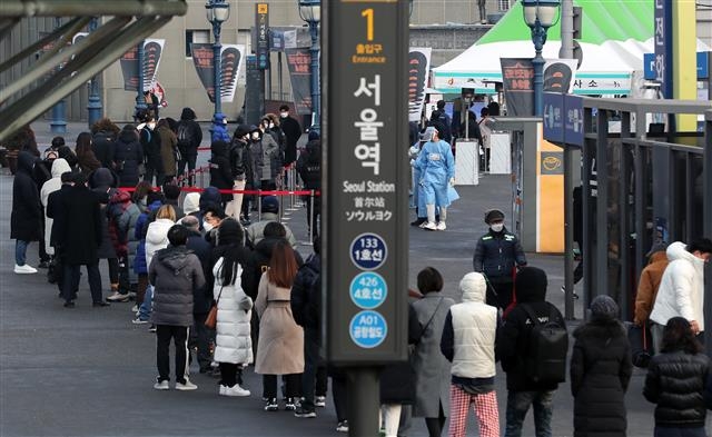 서울역 임시 선별진료소에 몰린 시민들