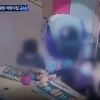 어린이집 교사가 뺨 때리자 아이 마스크 휙…CCTV에 찍혔다