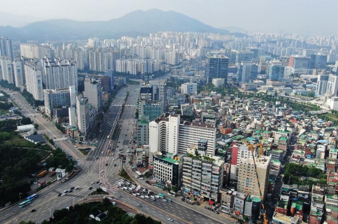 지하철 4호선이 지나는 경기 안양 인덕원 4거리 전경. 월판선과 인동선 등 3개노선이 지나게 될 인덕원이 경기 남부 최대 교통의 요지로 떠오르고 있다. 안양시 제공