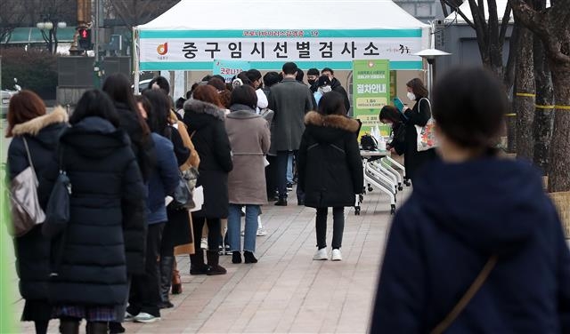23일 오전 서울시청 광장에 마련된 임시 선별진료소에서 시민들이 검사 전 대기하고 있다. 2020.12.23  뉴스1