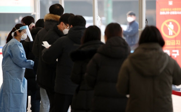 검사 순서 기다리는 시민들