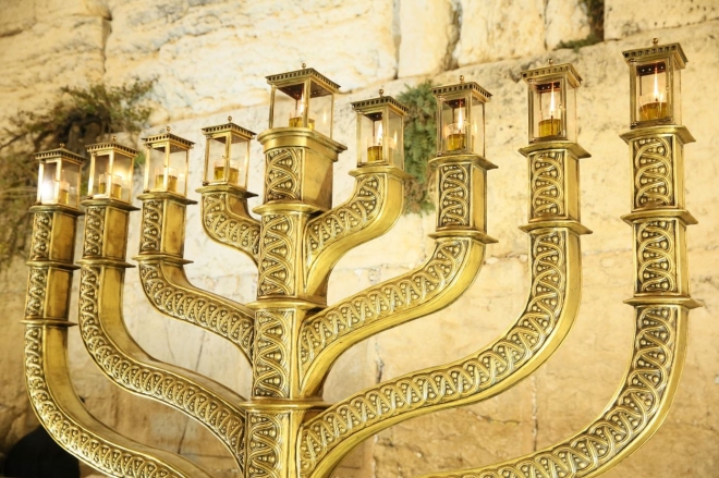 하누카(수전절)을 기념하는 하누키아 촛대. 이스라엘 관광청 제공