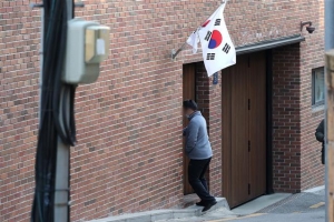 [포토] ‘이명박 사저’ 방호요원, 코로나19 무더기 확진