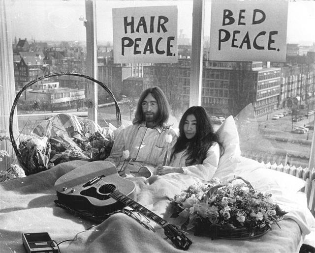 존 레넌(왼쪽)과 오노 요코는 1969년 호텔 침대에서 토론을 벌이는 ‘평화를 위한 침대 시위’를 했다. 이 시위를 보러 온 관람객은 100만명에 달했다. 올댓북스 제공