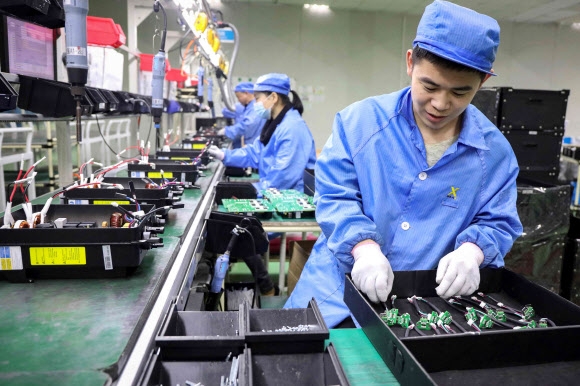 지난 23 중국 저장성 항저우시 통루의 한 광전지 공장에서 작업하고 있는 직원들.　항저우 AFP 연합뉴스