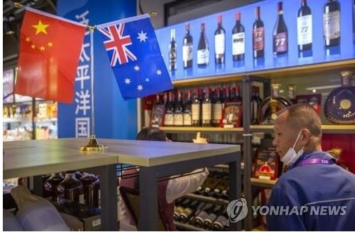 지난달 5일 중국 상하이 국제수입박람회장에서 한 관람객이 호주 와인 전시장을 둘러보는 모습. 연합뉴스