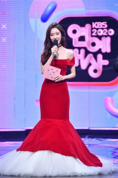 MC 진세연이 크리스마스 이브인 24일 오후 서울 영등포구 여의도 KBS에서 열린 ‘2020 KBS 연예대상’에 참석해 진행을 보고 있다. 2020.12.24<br>뉴스1