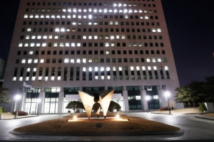 법원, 윤석열 징계효력 정지 결정…총장 직무 복귀