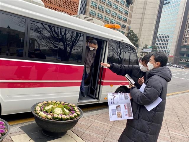 지난 10일 서울시 관계자가 서울시청 앞에서 도로 내시경 장비인 지반탐사장비(GPR)의 성능에 대해 기자에게 설명하고 있다.  서울시 제공