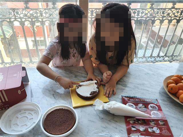 서울 강서구 드림스타트 사업을 통해 케이크 키트를 받은 어린이들이 케이크를 만들면서 행복한 시간을 보내고 있다.  강서구 제공