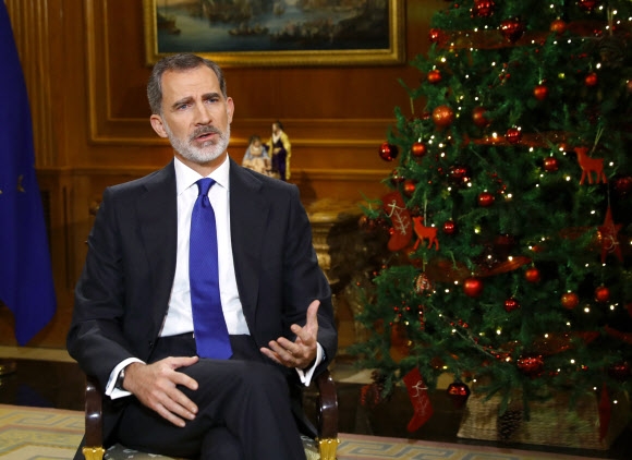 펠리페 6세 스페인 국왕이 매년 성탄을 앞두고 하는 연설을 24일(현지시간) 자르주엘라 궁전에서 성탄 트리를 옆에 둔 채 진행하고 있다. 마드리드 로이터 연합뉴스 