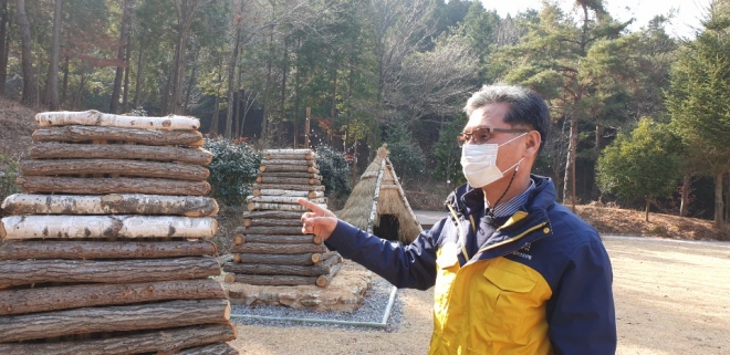 안홍근 국립남해편백자연휴양림 팀장이 방문객들에게 ‘곤충호텔’에 대해 설명하고 있다. 산림청 제공