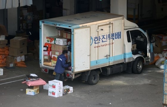 서울의 한 택배 물류센터 자료사진. 기사 내용과 관련 없음/연합