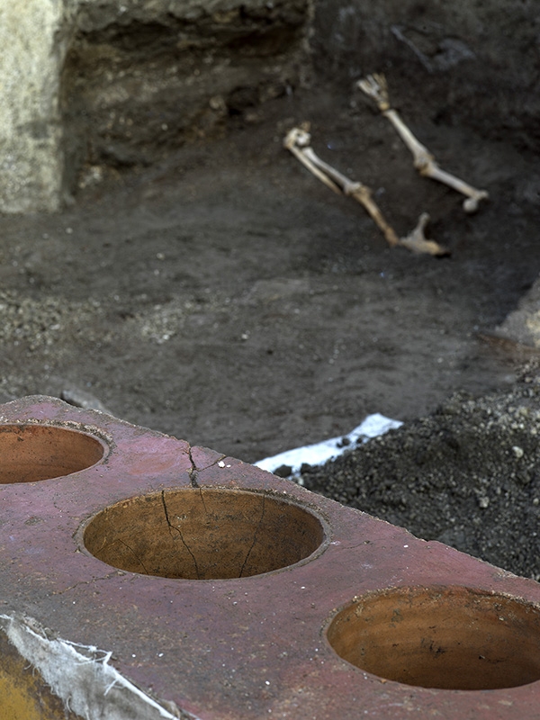 2000년 전 폼페이의 노점 간이식당 화덕 옆에서 발견된 유골. 폼페이 고고학공원 제공