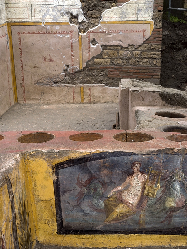 2000년 전 폼페이의 노점 간이식당 화덕을 장식한 프레스코화. 폼페이 고고학공원 제공