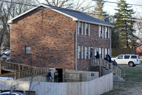 FBI 요원들이 26일(현지시간) 내슈빌 인근의 주택을 폭발사건과 관련해 수색하고 있다. AP