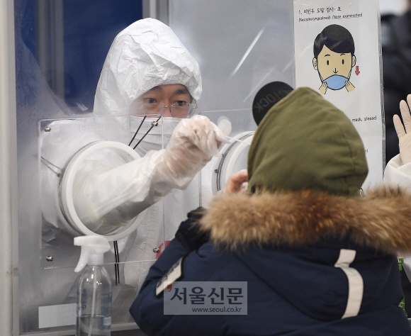 27일 서울 송파구보건소에 마련된 코로나 19 선별진료소에서 의료진이 코로나 19 검사를 하고 있다. 2020.12.27. 오장환 기자 5zzang@seoul.co.kr