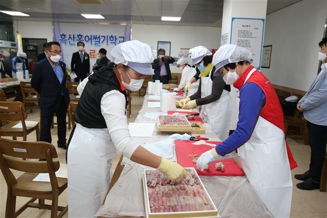 전남 신안에 있는 ‘흑산홍어 썰기 학교’에서 학생들이 홍어를 다듬는 실습을 하고 있다. 신안군 제공