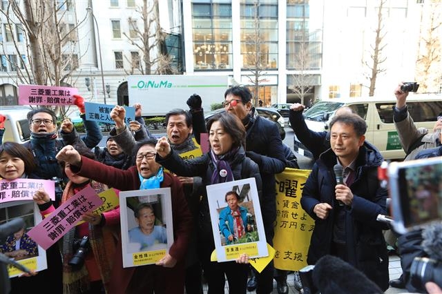 일제에 강제동원된 양금덕(앞줄 왼쪽 세 번째) 할머니가 ‘금요행동’ 500회 집회를 맞은 지난 1월 17일 일본 도쿄 미쓰비시중공업 본사 앞에서 대법원의 배상 판결 이행을 촉구하고 있다.  근로정신대 할머니와 함께하는 시민모임 제공