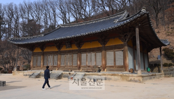 극소수만 남은 고려의 목조 건축은 모두 역사적·건축적 가치가 뛰어난 문화유산이다. 13세기에 건립한 것으로 추정되는 팔작지붕의 부석사 무량수전은 완벽한 조형미를 보여준다.  영주 오장환 기자 5zzang@seoul.co.kr