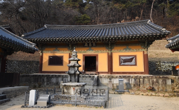 극소수만 남은 고려의 목조 건축은 모두 역사적·건축적 가치가 뛰어난 문화유산이다. 현존하는 가장 오래된 고려 건물인 맞배지붕의 봉정사 극락전은 완벽한 조형미를 보여준다. 안동 오장환 기자 5zzang@seoul.co.kr