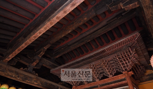 극소수만 남은 고려의 목조 건축은 모두 역사적·건축적 가치가 뛰어난 문화유산이다. 봉정사 극락전의 지붕틀과 내부 구조를 보면 항아리보와 산(山)형 대공 등 독특한 고려시대 부재들이 결구돼 있다. 안동 오장환 기자 5zzang@seoul.co.kr