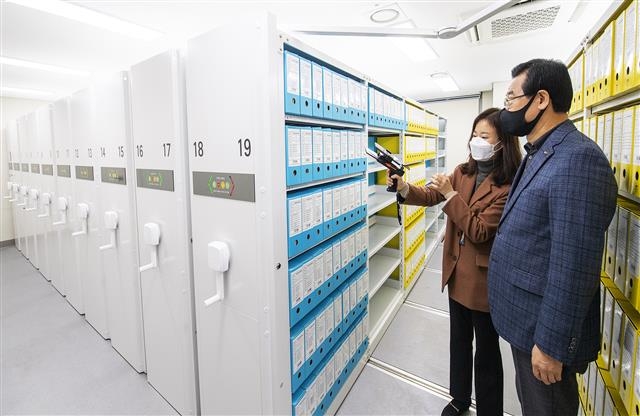 성장현 서울 용산구청장이 지난 22일 스마트기록관에서 기록물출입관리시스템을 이용한 검색 방법에 대한 설명을 듣고 있다. 용산구 제공