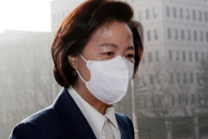 [포토] 굳은 표정으로 출근하는 추미애 장관