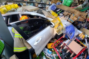 [포토] 승용차 철물점으로 돌진 ‘아수라장’