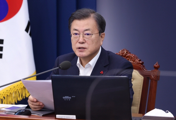 문재인 대통령이 28일 오후 청와대에서 열린 수석보좌관 회의에서 발언하고 있다. 2020. 12. 28 도준석 기자pado@seoul.co.kr