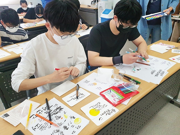 안전한 대면 및 비대면 활동 전환  한국중앙자원봉사센터 제공
